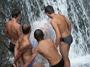 Aftersteg 2007 229 (198) * Martin im Wasserfall. * 2560 x 1920 * (1.29MB)